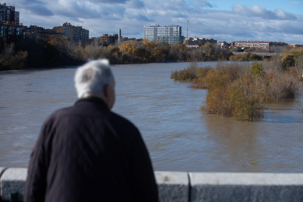 Expectación en Zaragoza ante la crecida extraordinaria del Ebro