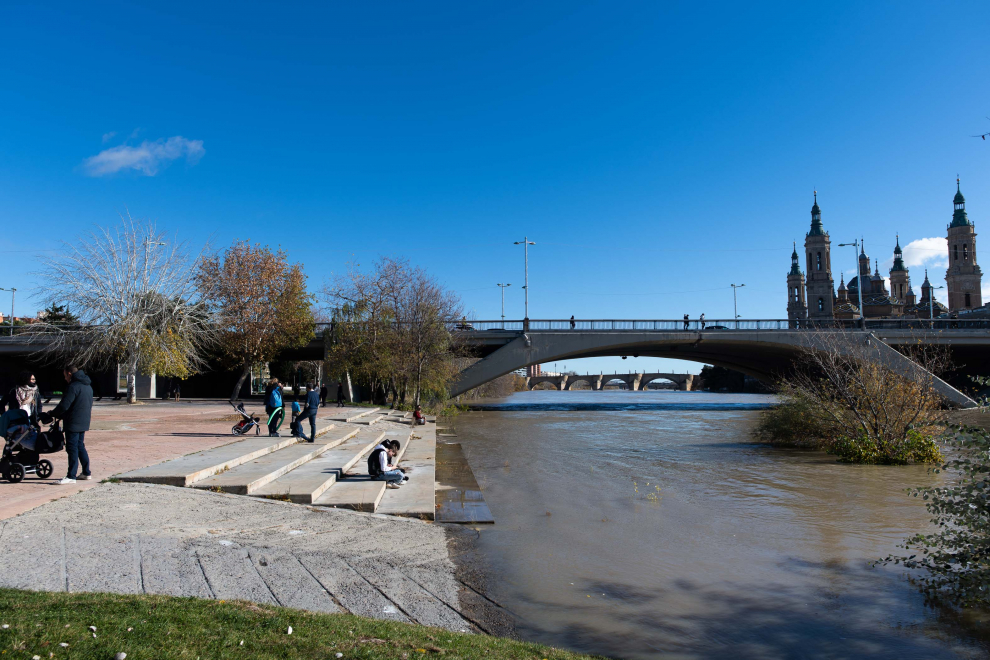 Expectación en Zaragoza ante la crecida extraordinaria del Ebro