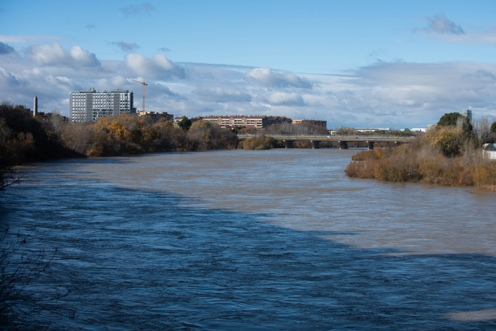 Expectación en Zaragoza ante la crecida extraordinaria del Ebro