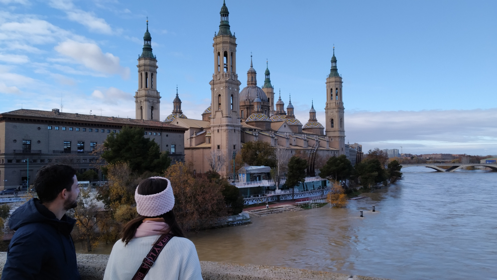 Expectación en la ribera del Ebro ante la crecida del río a su paso por Zaragoza