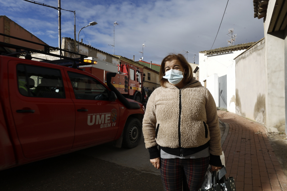 Trabajos de la UME elevando la mota que rodea el pueblo zaragozano de Novillas