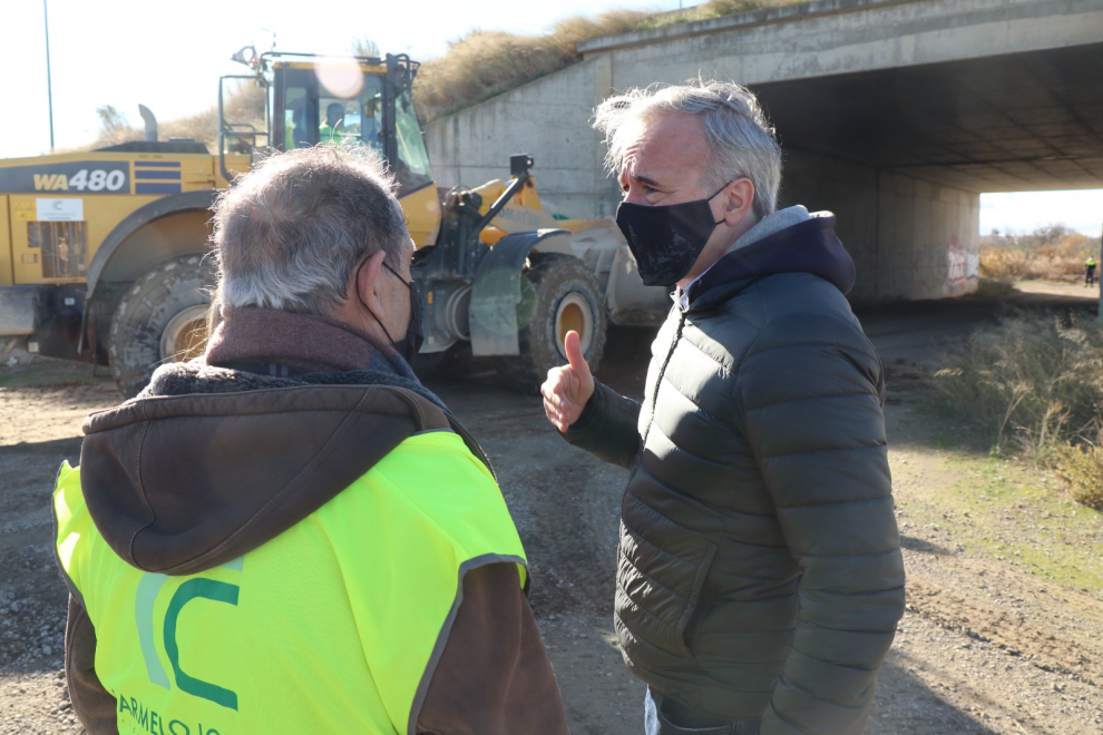 Trabajos del Ayuntaemunicipales por la crecida del Ebro en el barrio de Movera