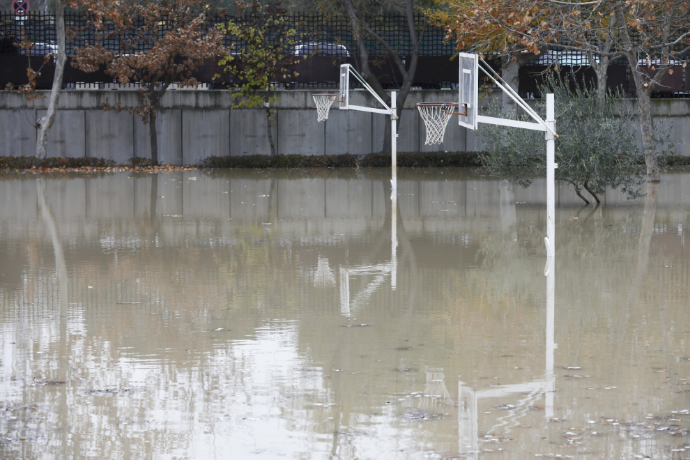 El agua entra a las instalaciones del colegio Jerónimo Zurita en Zaragoza y anega su patio