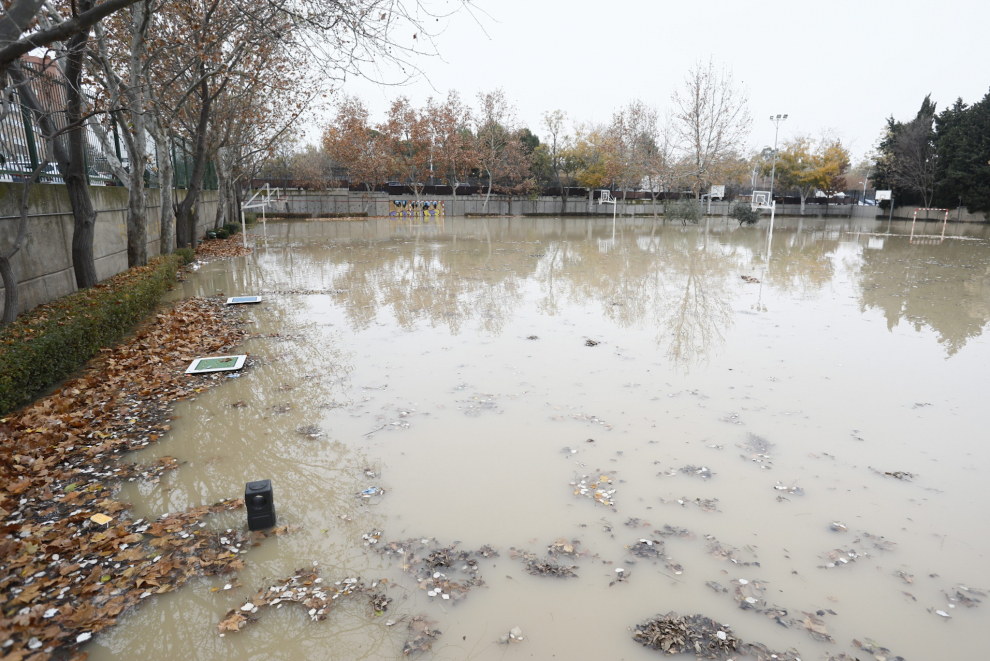 El agua entra a las instalaciones del colegio Jerónimo Zurita en Zaragoza y anega su patio