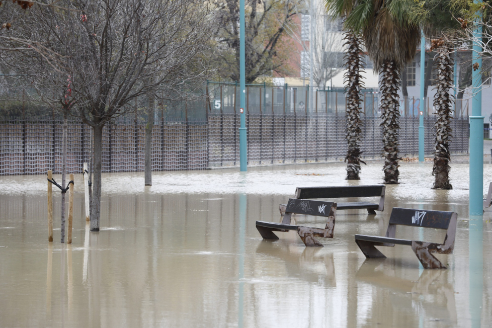 El agua entra a las instalaciones del colegio Jerónimo Zurita en Zaragoza y anega su patio