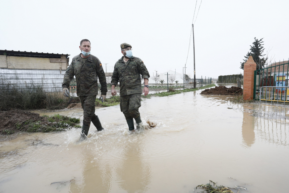 Inundaciones de casas y campos en Monzalbarba este martes por la mañana.