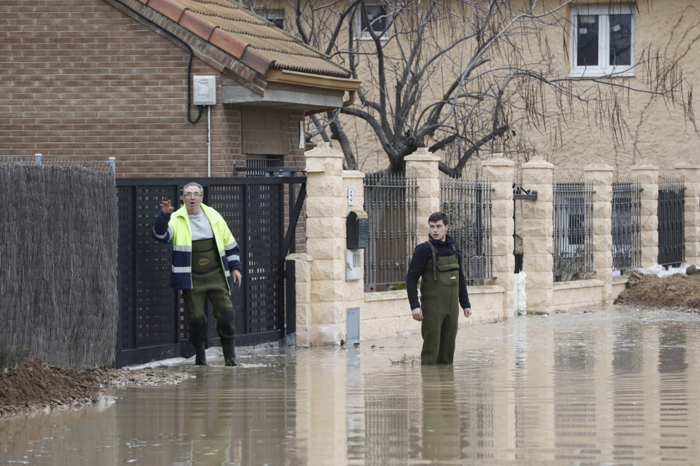Inundaciones de casas y campos en Monzalbarba este martes por la mañana.