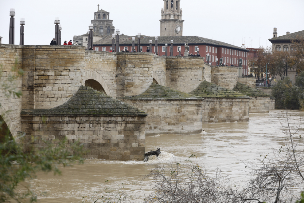 La punta de la crecida del Ebro llega a Zaragoza