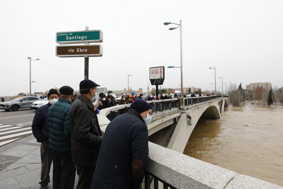 La punta de la crecida del Ebro llega a Zaragoza