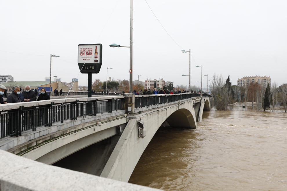 La punta de la crecida del Ebro llega a Zaragoza