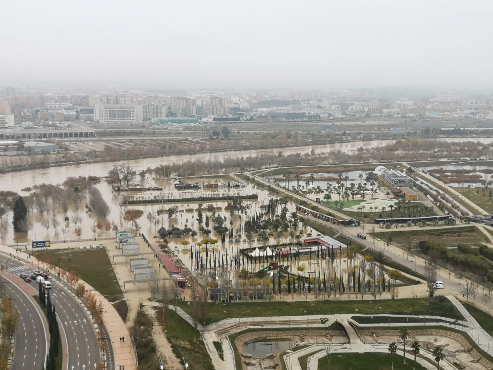 Zona donde se ubica el rastro, inundada por la crecida del Ebro a su paso por Zaragoza.