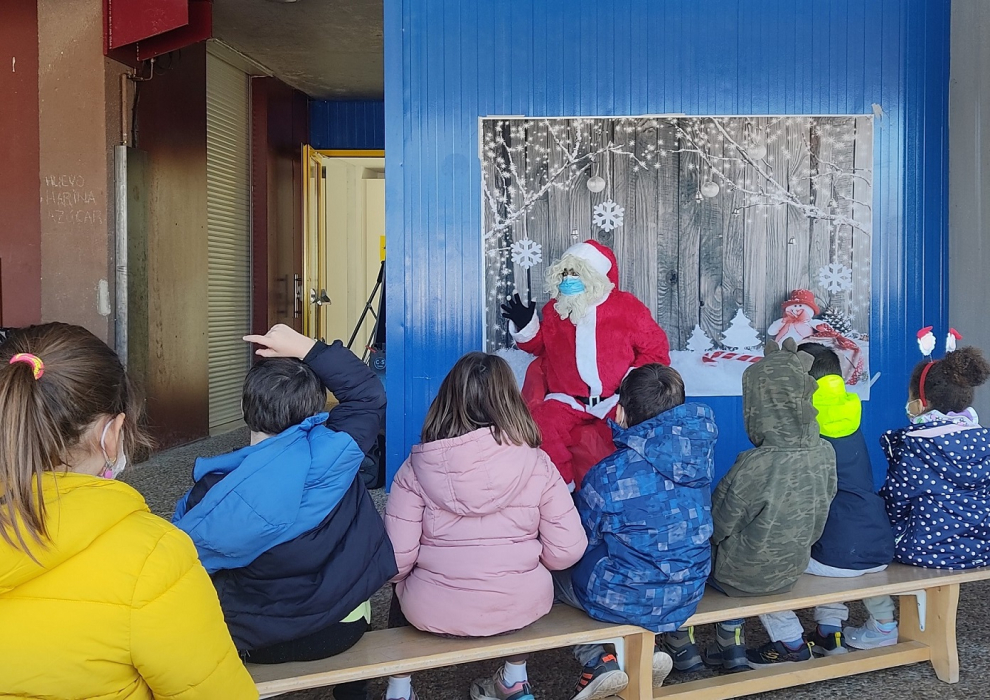 Alrededor de 280 escolares del Colegio Asunción Pañart de Aínsa decoran el puente del río Ara con motivos navideños sostenibles