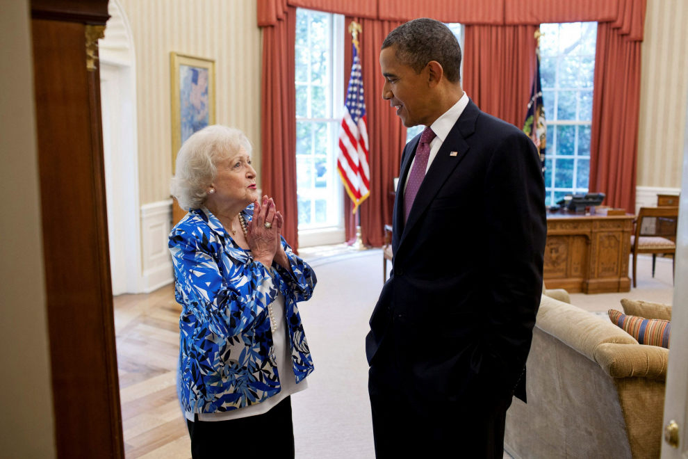 FILE PHOTO: Actress Betty White accepts the favourite TV Icon award during the 2015 People's Choice Awards in Los Angeles, California, U.S. January 7, 2015.  REUTERS/Mario Anzuoni/File Photo PEOPLE-BETTY WHITE/