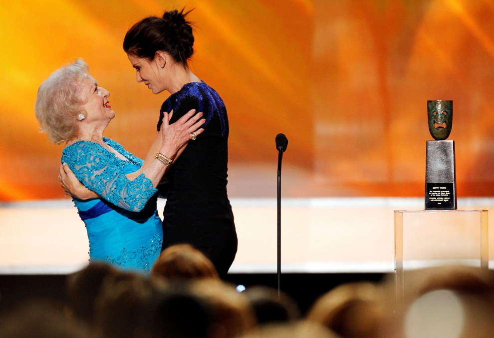 FILE PHOTO: Actresses Betty White, Rue McClanahan and Bea Arthur who starred in the TV series "The Golden Girls" accept the Pop Culture Award at a taping of the 6th annual TV Land Awards in Santa Monica, U.S. June 8, 2008. REUTERS/Fred Prouser/File Photo PEOPLE-BETTY WHITE/