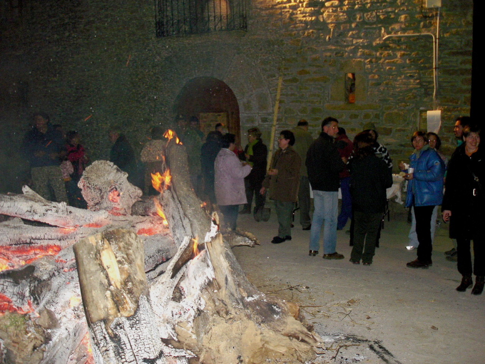 Fotos antiguas de las hogueras de enero en Zaragoza, Huesca, Teruel, Aínsa, Fraga, Torrellas, Estercuel, Castelserás, Torrente de Cinca, Aluján…