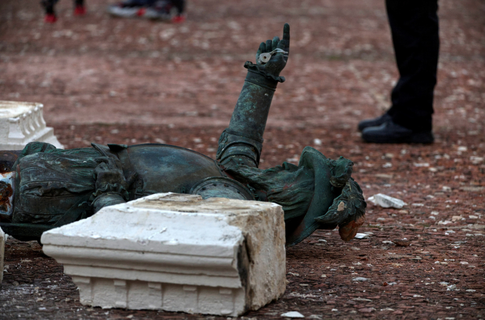 Derriban estatua de Ponce de León el día que llega Felipe VI a Puerto Rico