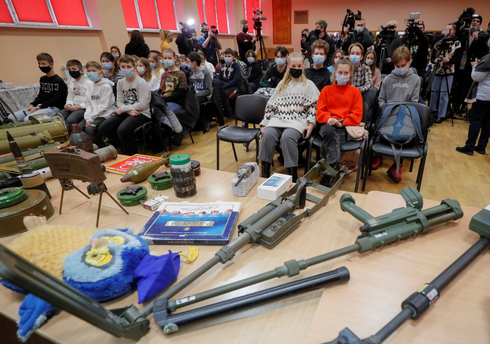 Kiev (Ukraine), 27/01/2022.- Rescuer speaks with schoolchildren during all-Ukrainian lesson on mine's safety 'Everything is in your hands' for high school students in the school number 209 in Kiev, Ukraine, 27 January 2022. Rescuers and police specialists teach children safety rules when detecting suspicious items and ammunition amid the escalation on the Ukraine - Russian border. (Rusia, Ucrania) EFE/EPA/SERGEY DOLZHENKO
 UKRAINE EDUCATION CRISIS