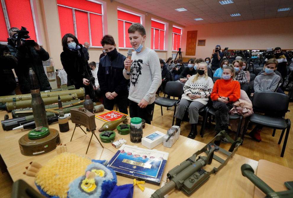 Kiev (Ukraine), 27/01/2022.- Schoolchildren attend all-Ukrainian lesson on mine's safety 'Everything is in your hands' for high school students in the school number 209 in Kiev, Ukraine, 27 January 2022. Rescuers and police specialists teach children safety rules when detecting suspicious items and ammunition amid the escalation on the Ukraine - Russian border. (Rusia, Ucrania) EFE/EPA/SERGEY DOLZHENKO
 UKRAINE EDUCATION CRISIS