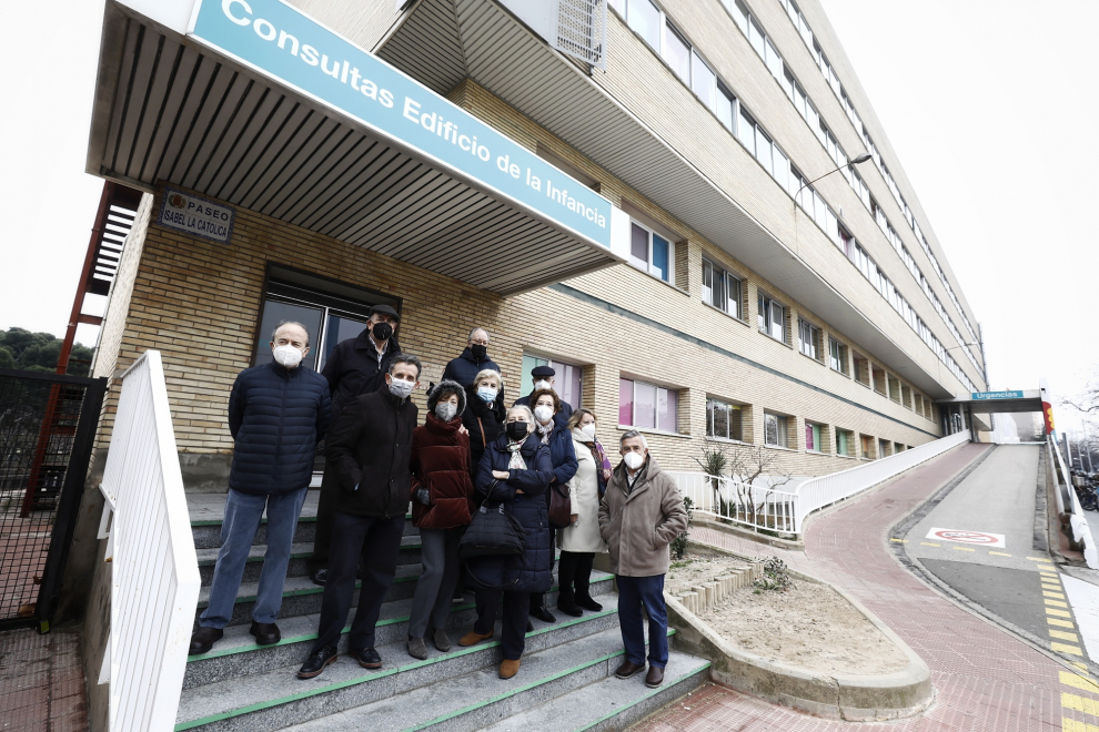 Médicos jubilados del Hospital Materno-Infantil, junto a la entrada del ahora denominado 'Edificio de la Infancia'.