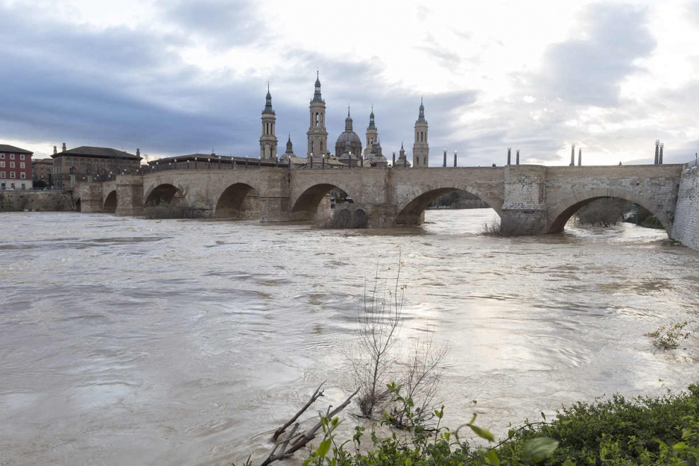 El puente de Piedra de Zaragoza con la basílica del Pilar al fondo.