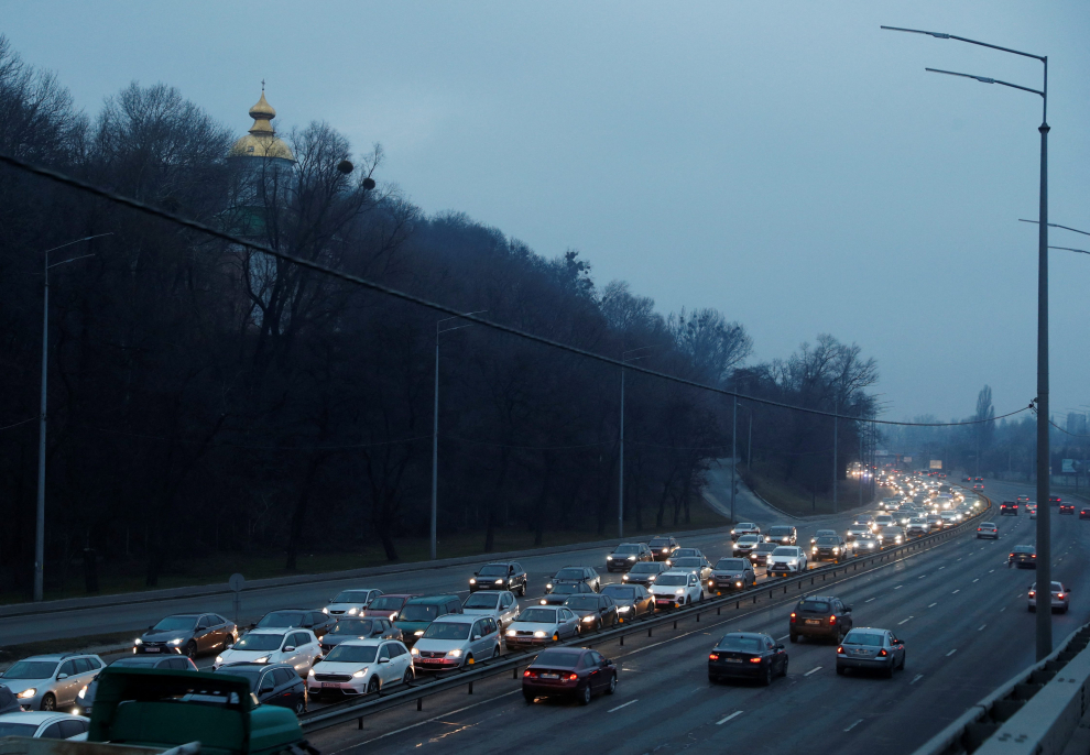Cars drive towards the exit of the city after Russian President Vladimir Putin authorized a military operation in eastern Ukraine, in Kyiv, Ukraine February 24, 2022. REUTERS/Valentyn Ogirenko UKRAINE-CRISIS/