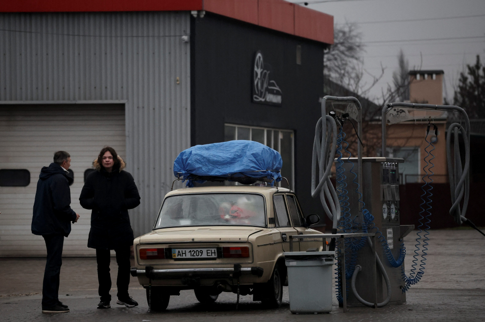 Cars stand in line near a gas station as they wait to fuel up, after Russian President Vladimir Putin authorized a military operation in eastern Ukraine, in Kyiv, Ukraine February 24, 2022. REUTERS/Valentyn Ogirenko UKRAINE-CRISIS/