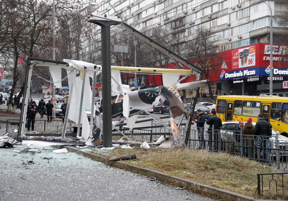 Escombros tras el aterrizaje de un misil en Kiev.