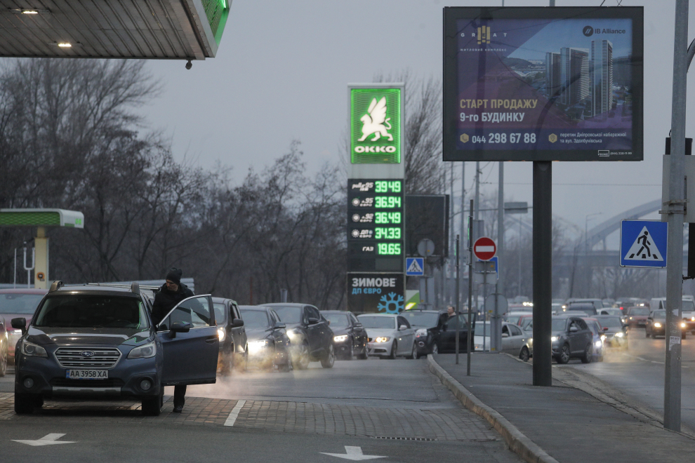 Long queues at gas stations in Kiev as Russian troops enter Ukraine