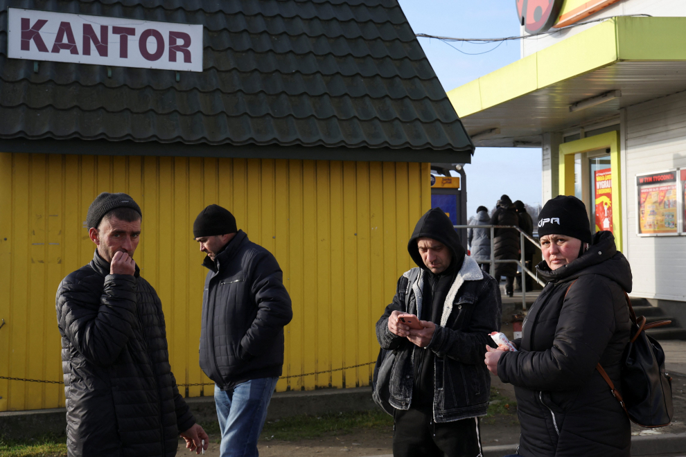 Los ciudadanos ucranianos en la frontera con Polonia.