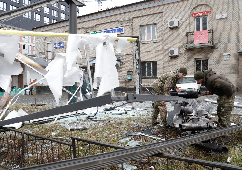 Policias ucranianos inspeccionan los restos de un misil en las calles de Kiev.