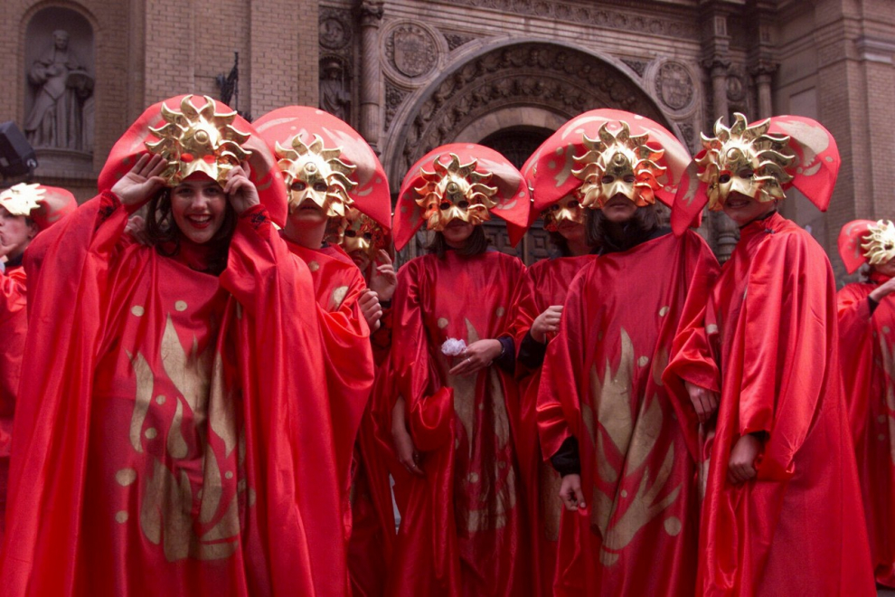 Este fin de semana, la fiesta volverá a numerosas ciudades y pueblos de Aragón. De Zaragoza a Épila pasando por Bielsa y Luco de Jiloca, los disfraces y las sonrisas volverán a ser protagonistas en los desfiles que se han organizado en los desfiles, una fiesta envuelta de tradición en numerosas localidades. Pero si alguna siente nostalgia por años pasados, recopilamos las imágenes más divertidas y coloridas del Carnaval en Aragón.