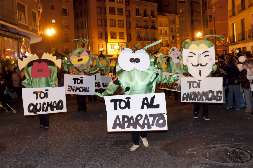 Este fin de semana, la fiesta volverá a numerosas ciudades y pueblos de Aragón. De Zaragoza a Épila pasando por Bielsa y Luco de Jiloca, los disfraces y las sonrisas volverán a ser protagonistas en los desfiles que se han organizado en los desfiles, una fiesta envuelta de tradición en numerosas localidades. Pero si alguna siente nostalgia por años pasados, recopilamos las imágenes más divertidas y coloridas del Carnaval en Aragón.