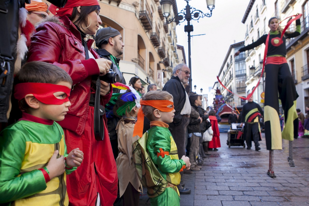 Este fin de semana, la fiesta volverá a numerosas ciudades y pueblos de Aragón. De Zaragoza a Épila pasando por Bielsa y Luco de Jiloca, los disfraces y las sonrisas volverán a ser protagonistas en los desfiles que se han organizado en los desfiles, una fiesta envuelta de tradición en numerosas localidades. Pero si alguna siente nostalgia por años pasados, recopilamos las imágenes más divertidas y coloridas del Carnaval en Aragón.