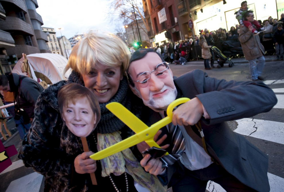 Este fin de semana, la fiesta volverá a numerosas ciudades y pueblos de Aragón. De Zaragoza a Épila pasando por Bielsa y Luco de Jiloca, los disfraces y las sonrisas volverán a ser protagonistas en los desfiles que se han organizado en los desfiles, una fiesta envuelta de tradición en numerosas localidades. Pero si alguna siente nostalgia por años pasados, recopilamos las imágenes más divertidas y coloridas del Carnaval en Aragón.