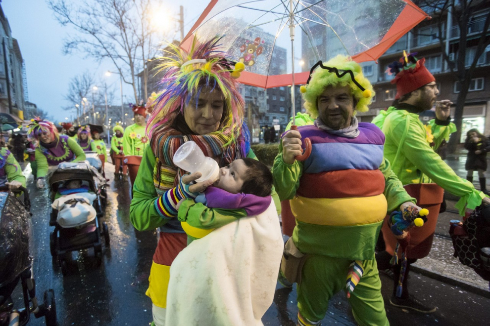 Este fin de semana, la fiesta volverá a numerosas ciudades y pueblos de Aragón. De Zaragoza a Épila pasando por Bielsa y Luco de Jiloca, los disfraces y las sonrisas volverán a ser protagonistas en los desfiles que se han organizado en los desfiles, una fiesta envuelta de tradición en numerosas localidades. Pero si alguna siente nostalgia por años pasados, recopilamos las imágenes más divertidas y coloridas del Carnaval en Aragón.