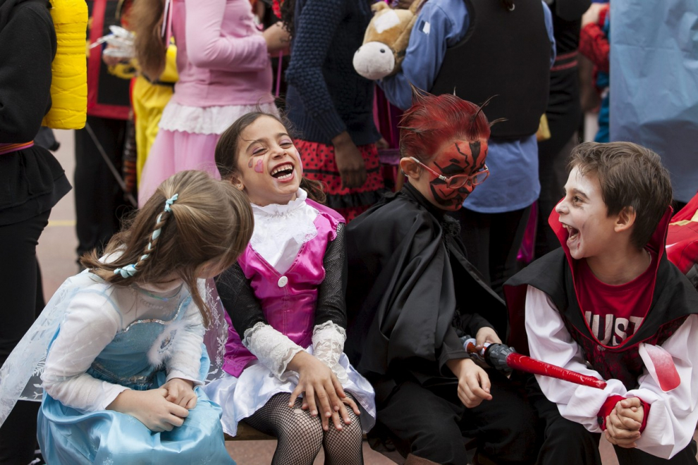 Este fin de semana, la fiesta volverá a numerosas ciudades y pueblos de Aragón. De Zaragoza a Épila pasando por Bielsa y Luco de Jiloca, los disfraces y las sonrisas volverán a ser protagonistas en los desfiles que se han organizado en los desfiles, una fiesta envuelta de tradición en numerosas localidades. Pero si alguna siente nostalgia por años pasados, recopilamos las imágenes más divertidas y coloridas del Carnaval en Aragón.