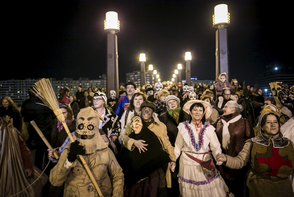 Este fin de semana, la fiesta volverá a numerosas ciudades y pueblos de Aragón. De Zaragoza a Épila pasando por Bielsa y Luco de Jiloca, los disfraces y las sonrisas volverán a ser protagonistas en los desfiles que se han organizado en los desfiles, una fiesta envuelta de tradición en numerosas localidades. Pero si alguna siente nostalgia por años pasados, recopilamos las imágenes más divertidas y coloridas del Carnaval en Aragón.