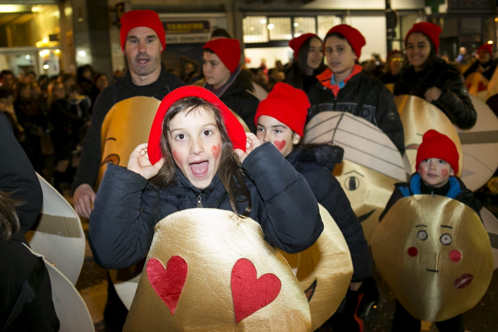 Este fin de semana, la fiesta volverá a numerosas ciudades y pueblos de Aragón. De Zaragoza a Épila pasando por Bielsa y Luco de Jiloca, los disfraces y las sonrisas volverán a ser protagonistas en los desfiles que se han organizado en los desfiles, una fiesta envuelta de tradición en numerosas localidades. Pero si alguna siente nostalgia por años pasados, recopilamos las imágenes más divertidas y coloridas del Carnaval en Aragón.