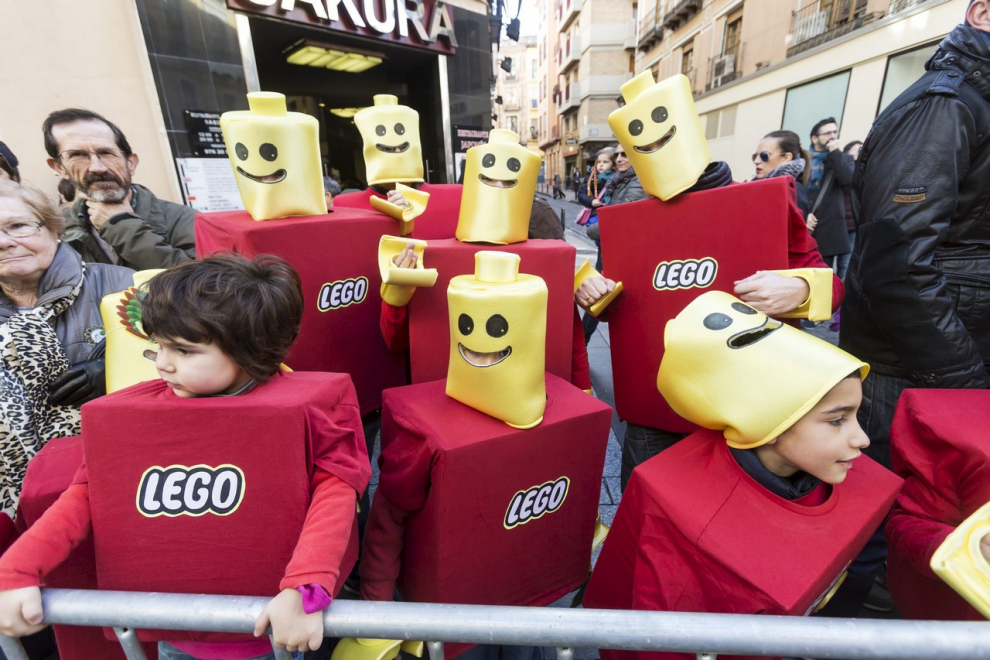 Este fin de semana, la fiesta volverá a numerosas ciudades y pueblos de Aragón. De Zaragoza a Épila pasando por Bielsa y Luco de Jiloca, los disfraces y las sonrisas volverán a ser protagonistas en los desfiles que se han organizado en los desfiles, una fiesta envuelta de tradición en numerosas localidades. Pero si alguna siente nostalgia por años pasados, recopilamos las imágenes más divertidas y coloridas del Carnaval en Aragón.