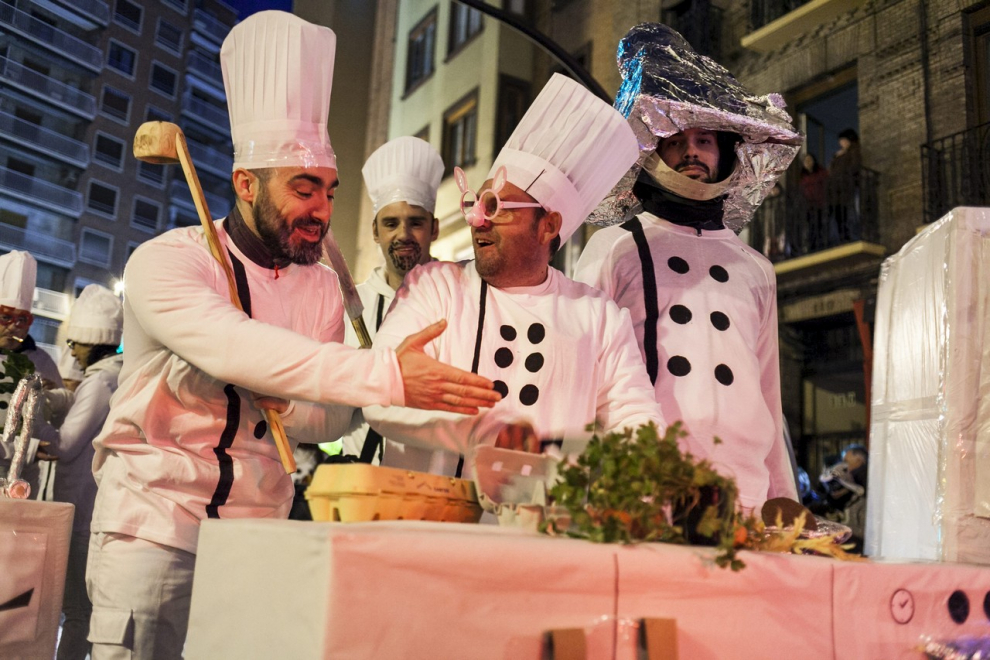Este fin de semana, la fiesta volverá a numerosas ciudades y pueblos de Aragón. De Zaragoza a Épila pasando por Bielsa y Luco de Jiloca, los disfraces y las sonrisas volverán a ser protagonistas en los desfiles que se han organizado en los desfiles, una fiesta envuelta de tradición en numerosas localidades. Pero si alguna siente nostalgia por años pasados, recopilamos las imágenes más divertidas y coloridas del Carnaval en Aragón.