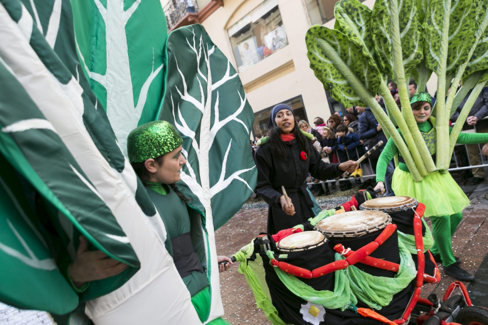 Este fin de semana, la fiesta volverá a numerosas ciudades y pueblos de Aragón. De Zaragoza a Épila pasando por Bielsa y Luco de Jiloca, los disfraces y las sonrisas volverán a ser protagonistas en los desfiles que se han organizado en los desfiles, una fiesta envuelta de tradición en numerosas localidades. Pero si alguna siente nostalgia por años pasados, recopilamos las imágenes más divertidas y coloridas del Carnaval en Aragón.