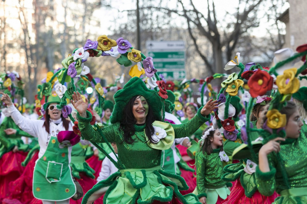 Este fin de semana, la fiesta volverá a numerosas ciudades y pueblos de Aragón. De Zaragoza a Épila pasando por Bielsa y Luco de Jiloca, los disfraces y las sonrisas volverán a ser protagonistas en los desfiles que se han organizado en los desfiles, una fiesta envuelta de tradición en numerosas localidades. Pero si alguna siente nostalgia por años pasados, recopilamos las imágenes más divertidas y coloridas del Carnaval en Aragón.