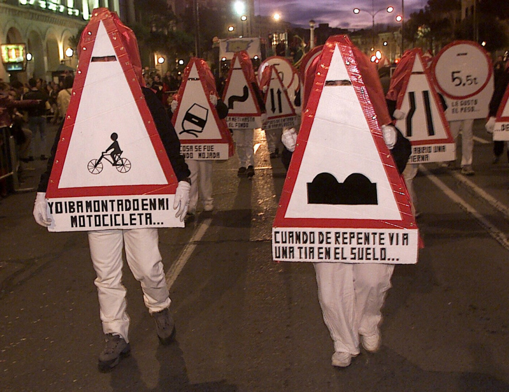 Este fin de semana, la fiesta volverá a numerosas ciudades y pueblos de Aragón. De Zaragoza a Épila pasando por Bielsa y Luco de Jiloca, los disfraces y las sonrisas volverán a ser protagonistas en los desfiles que se han organizado en los desfiles, una fiesta envuelta de tradición en numerosas localidades. Pero si alguna siente nostalgia por años pasados, recopilamos las imágenes más divertidas y coloridas del Carnaval en Aragón.
