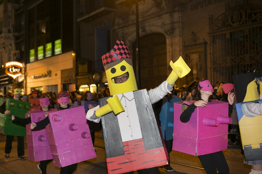 Este fin de semana, la fiesta volverá a numerosas ciudades y pueblos de Aragón. De Zaragoza a Épila pasando por Bielsa y Luco de Jiloca, los disfraces y las sonrisas volverán a ser protagonistas en los desfiles que se han organizado en los desfiles, una fiesta envuelta de tradición en numerosas localidades. Pero si alguna siente nostalgia por años pasados, recopilamos las imágenes más divertidas y coloridas del Carnaval en Aragón.