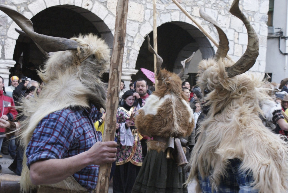 Este fin de semana, la fiesta volverá a numerosas ciudades y pueblos de Aragón. De Zaragoza a Épila pasando por Bielsa y Luco de Jiloca, los disfraces y las sonrisas volverán a ser protagonistas en los desfiles que se han organizado en los desfiles, una fiesta envuelta de tradición en numerosas localidades. Pero si alguna siente nostalgia por años pasados, recopilamos las imágenes más divertidas y coloridas del Carnaval en Aragón.