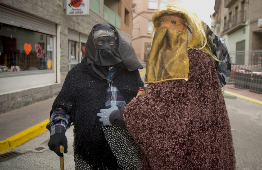 Este fin de semana, la fiesta volverá a numerosas ciudades y pueblos de Aragón. De Zaragoza a Épila pasando por Bielsa y Luco de Jiloca, los disfraces y las sonrisas volverán a ser protagonistas en los desfiles que se han organizado en los desfiles, una fiesta envuelta de tradición en numerosas localidades. Pero si alguna siente nostalgia por años pasados, recopilamos las imágenes más divertidas y coloridas del Carnaval en Aragón.