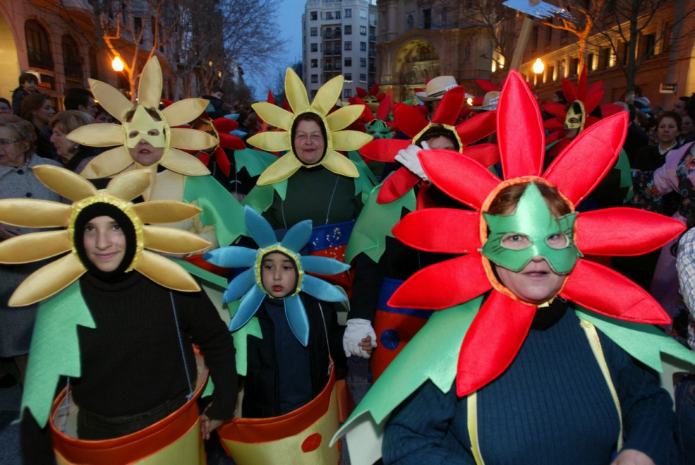 Este fin de semana, la fiesta volverá a numerosas ciudades y pueblos de Aragón. De Zaragoza a Épila pasando por Bielsa y Luco de Jiloca, los disfraces y las sonrisas volverán a ser protagonistas en los desfiles que se han organizado en los desfiles, una fiesta envuelta de tradición en numerosas localidades. Pero si alguna siente nostalgia por años pasados, recopilamos las imágenes más divertidas y coloridas del Carnaval en Aragón.