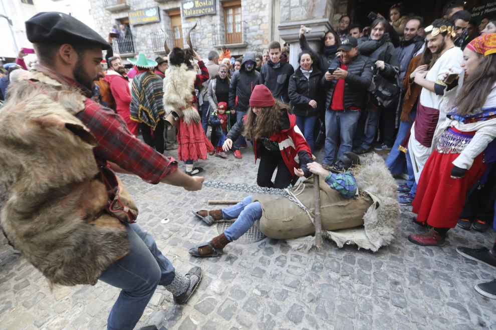 Este fin de semana, la fiesta volverá a numerosas ciudades y pueblos de Aragón. De Zaragoza a Épila pasando por Bielsa y Luco de Jiloca, los disfraces y las sonrisas volverán a ser protagonistas en los desfiles que se han organizado en los desfiles, una fiesta envuelta de tradición en numerosas localidades. Pero si alguna siente nostalgia por años pasados, recopilamos las imágenes más divertidas y coloridas del Carnaval en Aragón.