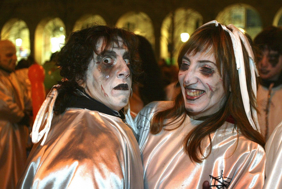 Este fin de semana, la fiesta volverá a numerosas ciudades y pueblos de Aragón. De Zaragoza a Épila pasando por Bielsa y Luco de Jiloca, los disfraces y las sonrisas volverán a ser protagonistas en los desfiles que se han organizado en los desfiles, una fiesta envuelta de tradición en numerosas localidades. Pero si alguna siente nostalgia por años pasados, recopilamos las imágenes más divertidas y coloridas del Carnaval en Aragón.