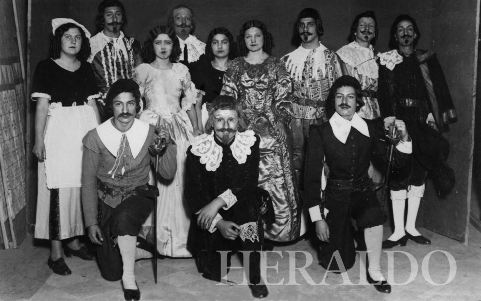 Disfraces durante una fiesta de Carnaval en Zaragoza. Década de 1930.
